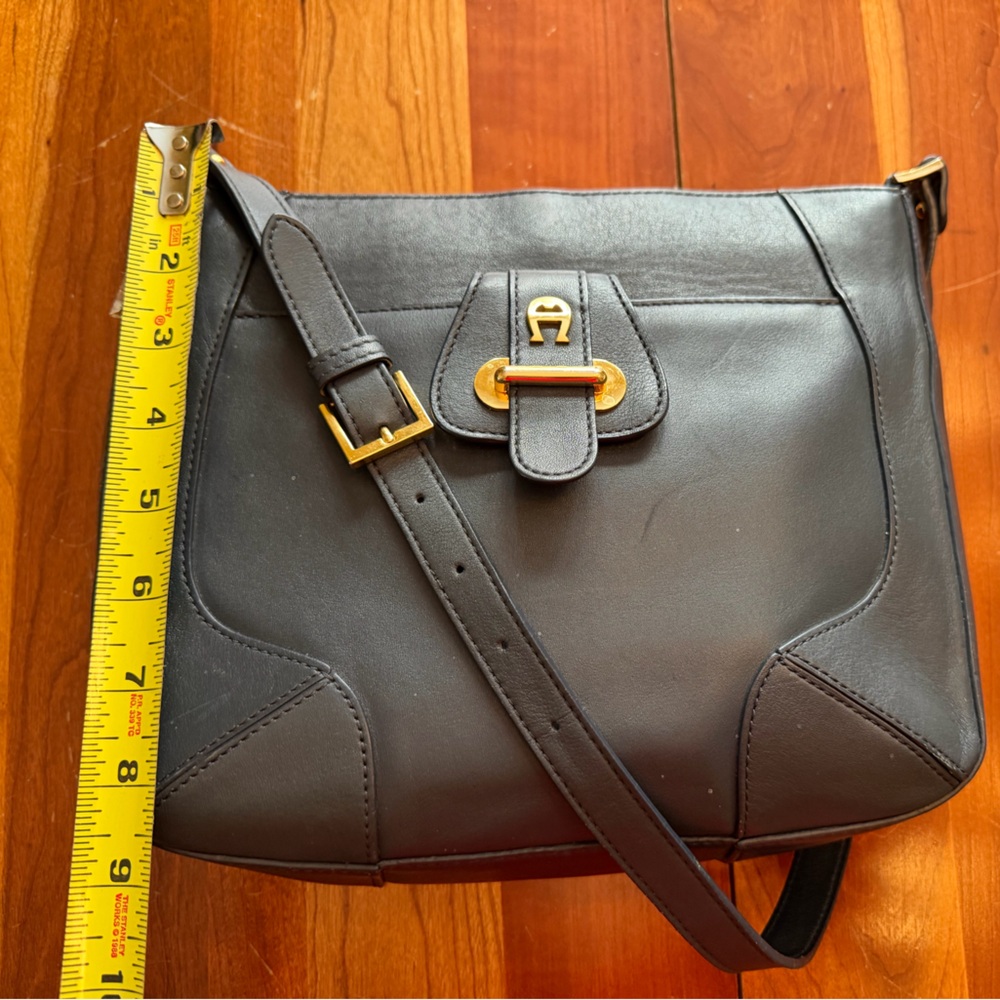 Elegant Navy Leather Shoulder Bag - Picture 3 of 15